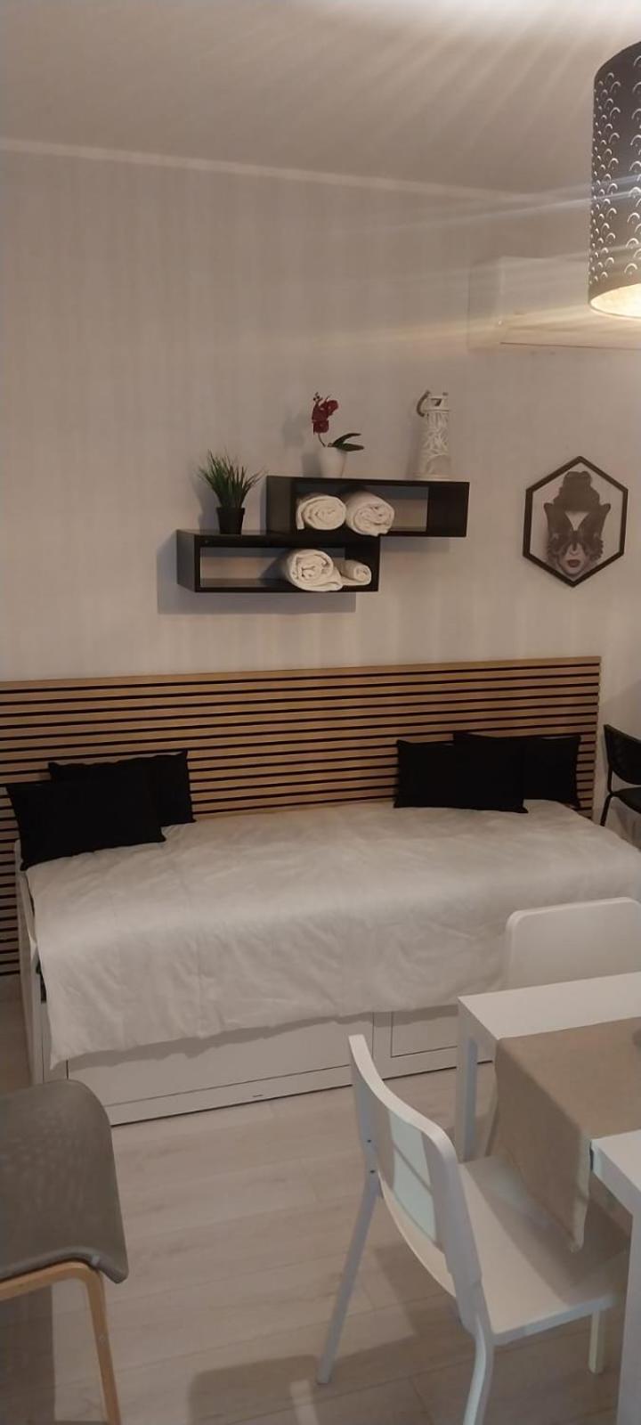 Casa XXI Aprile Apartment อิโซลา เดลเล เฟมมิเน ภายนอก รูปภาพ